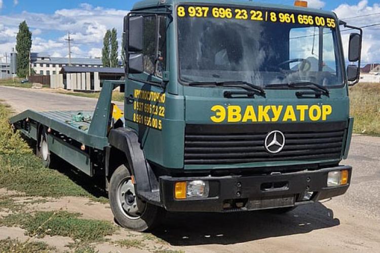 Эвакуатор Mercedes-Benz  814 в городе Урюпинск с ломаной платформой и лебедкой